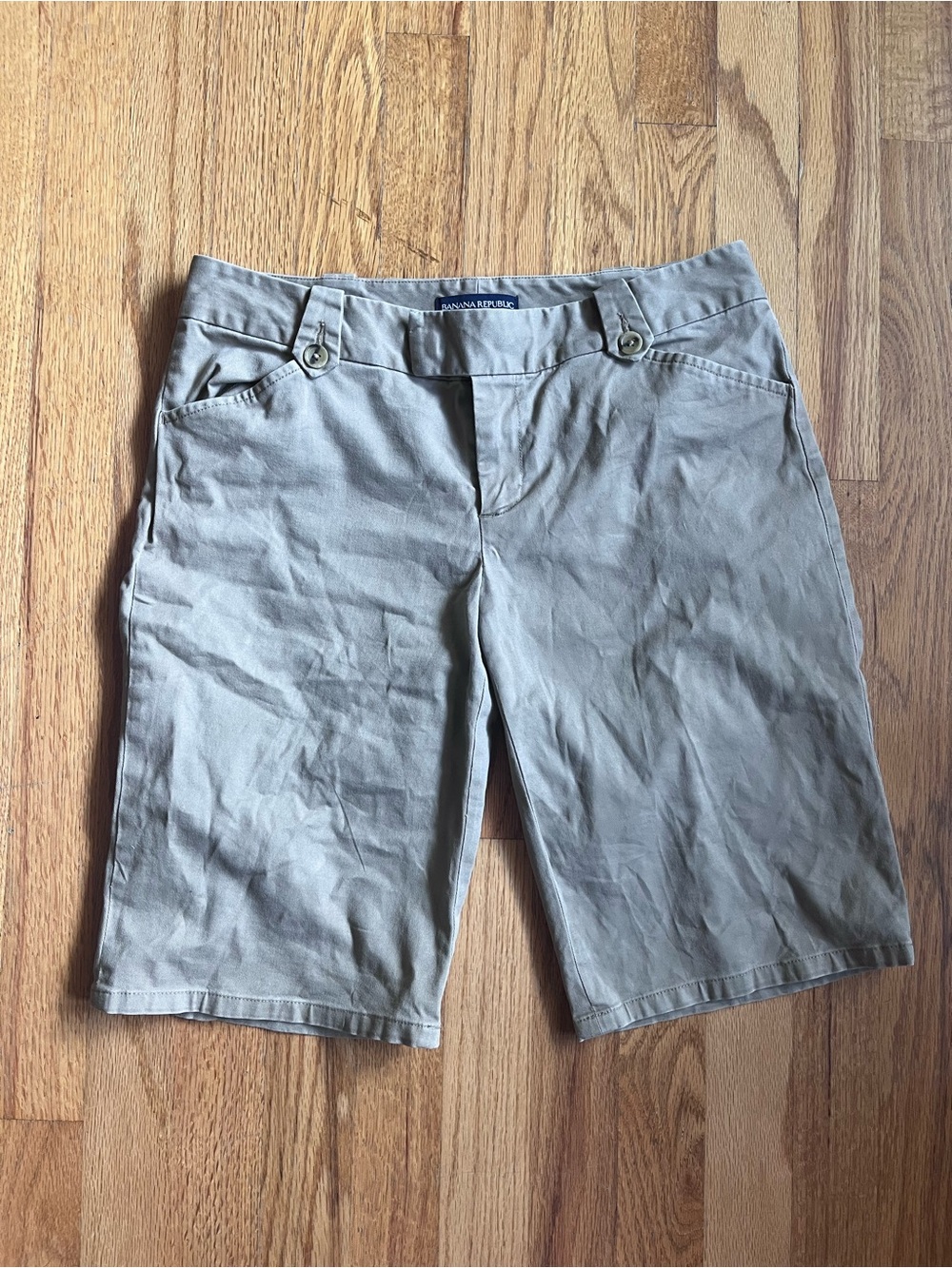 Women’s Banana Republic Khaki Shorts size 6